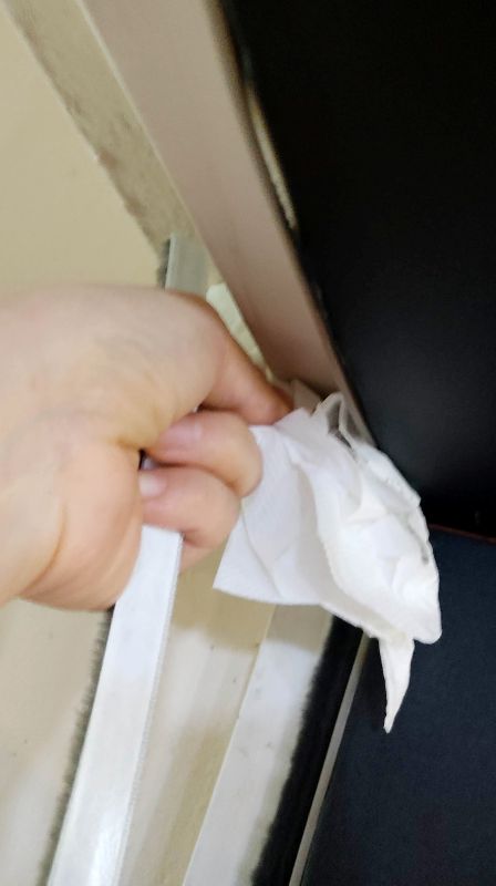 접착면을 물티슈로 닦아줌