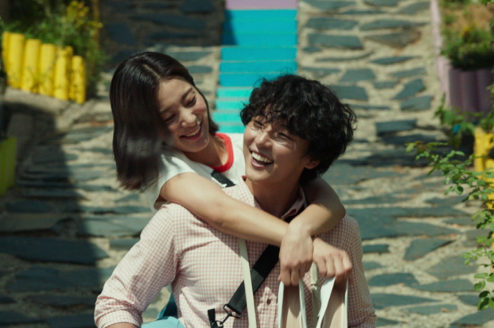 서로를보고웃고있는윤시윤과설인아