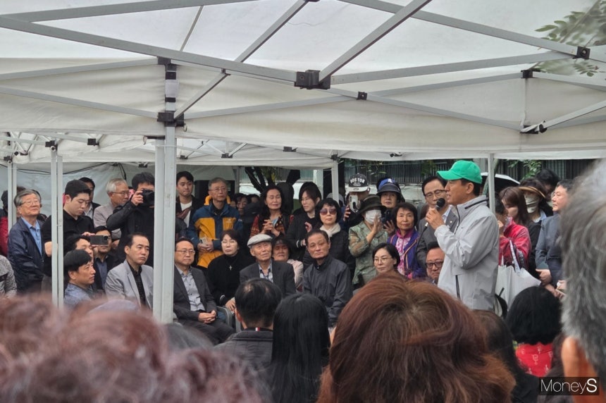 오세훈 서울시장은 13일 오전 대치동 은마아파트를 찾아 노후 현황을 점검하고 주민들을 만났다. 사진은 오 시장이 주민간담회에서 발언하는 모습.