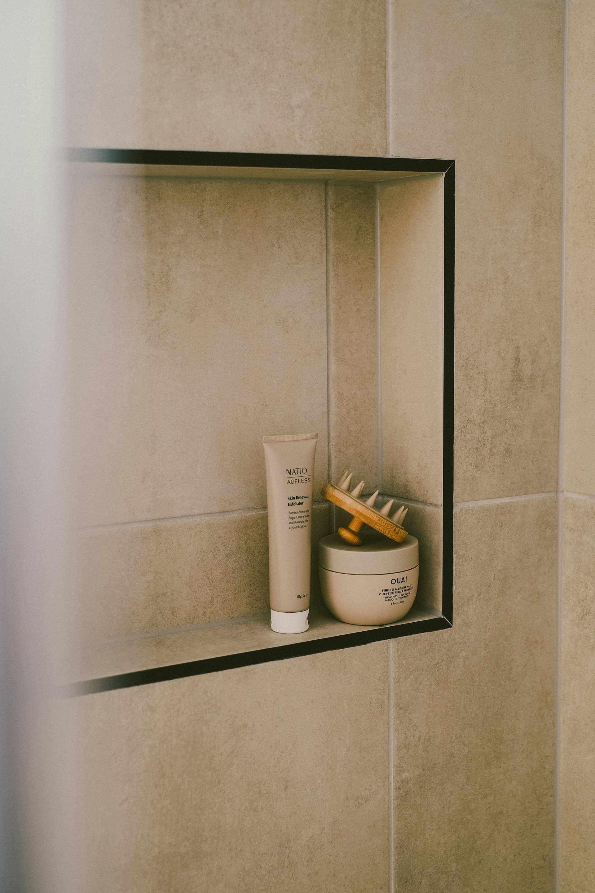 타일 니치 속 미니멀 욕실 제품