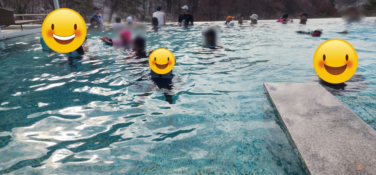 인피니티스파존에서-스파를-즐기는-사람들