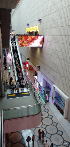 2024-메타버스-엑스포-관람을-마친-후&amp;#44;-전시관-3층에서-1층-A관을-내려다-보다