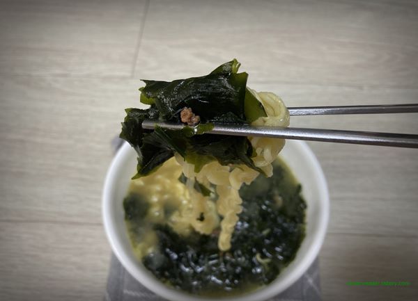 오뚜기 쇠고기 미역국 라면 2022년 6~8월 조리 후 면