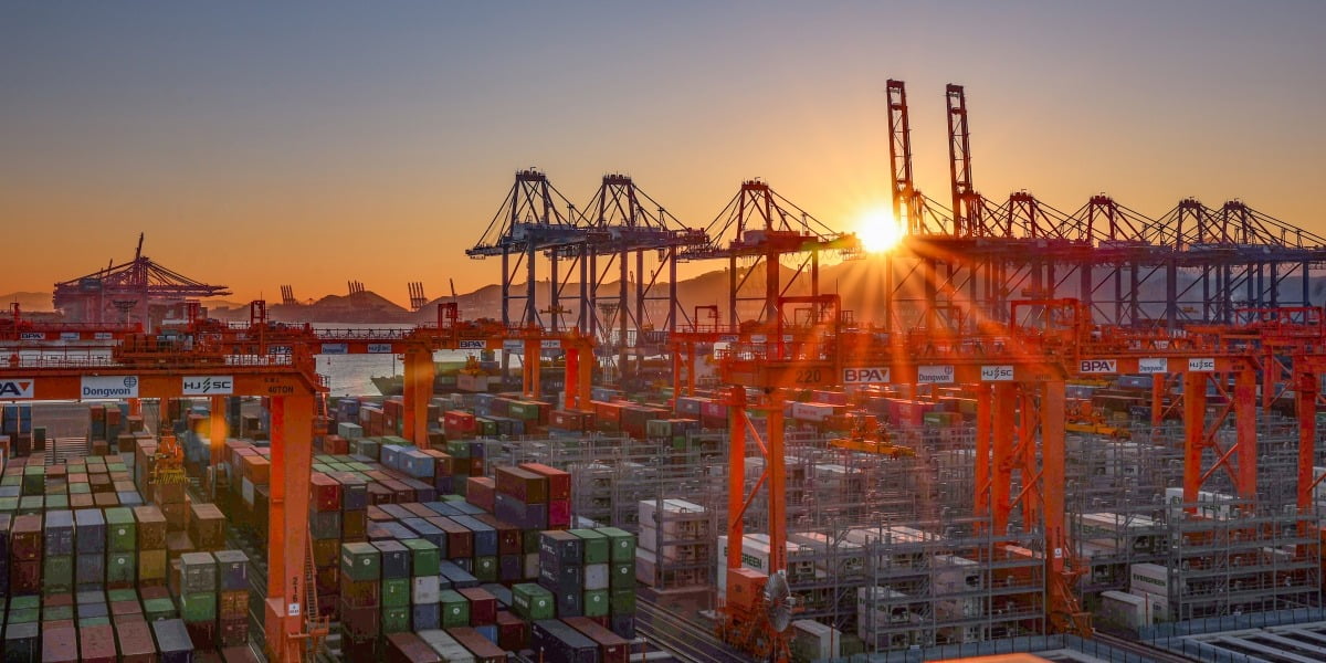 부산 신항 7부두.