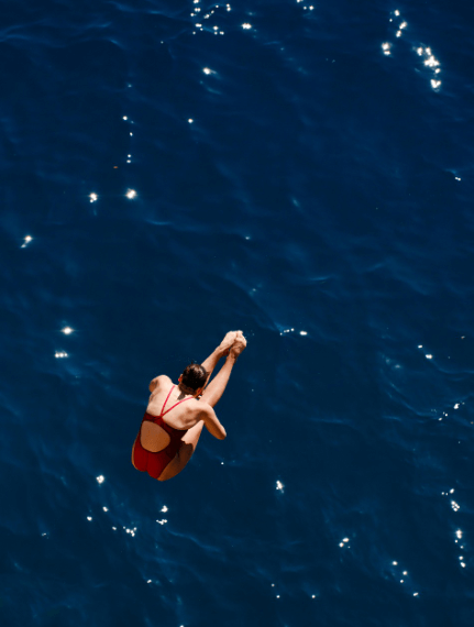 다이빙 하는 여성