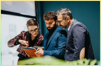 전문가의 도움을 받는 것 같은 사진. 하나의 노트를 같이 보고 있다.