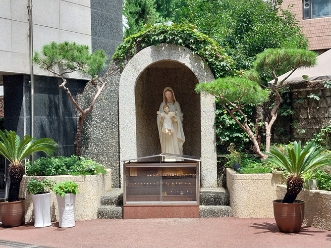 녹번동성당 성모동산 성모자상 사진입니다.