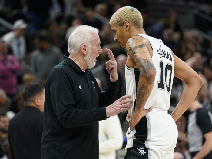 gregg-popovich-and-jeremy-sochan