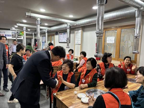 김대식 의원은 2007년 제17대 대통령직인수위원회 사회교육문화분과위원회 인수위원으로 정계에 입문했다.