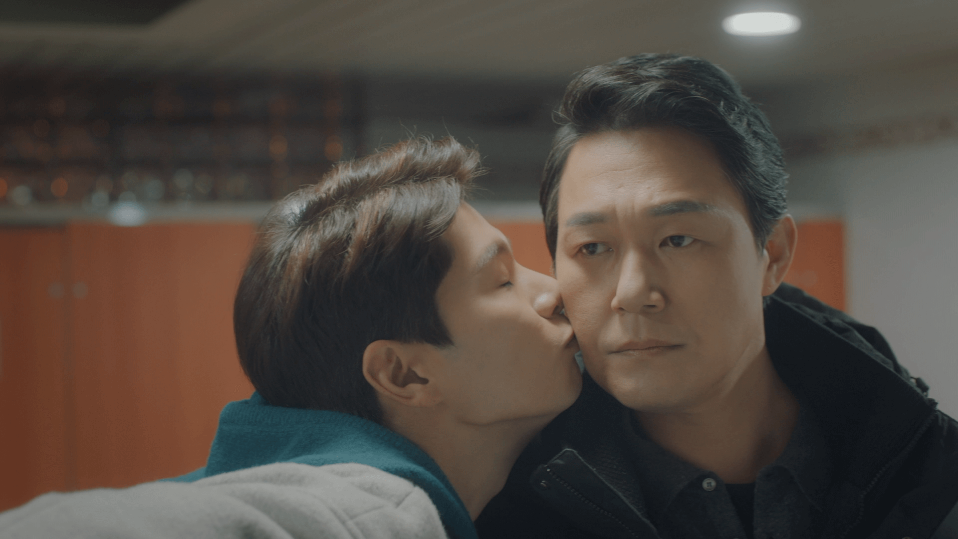 넷플릭스 드라마 으라차차 와이키키 시즌1 1화 - 박성웅 볼에 키스하는 이준기(이이경)