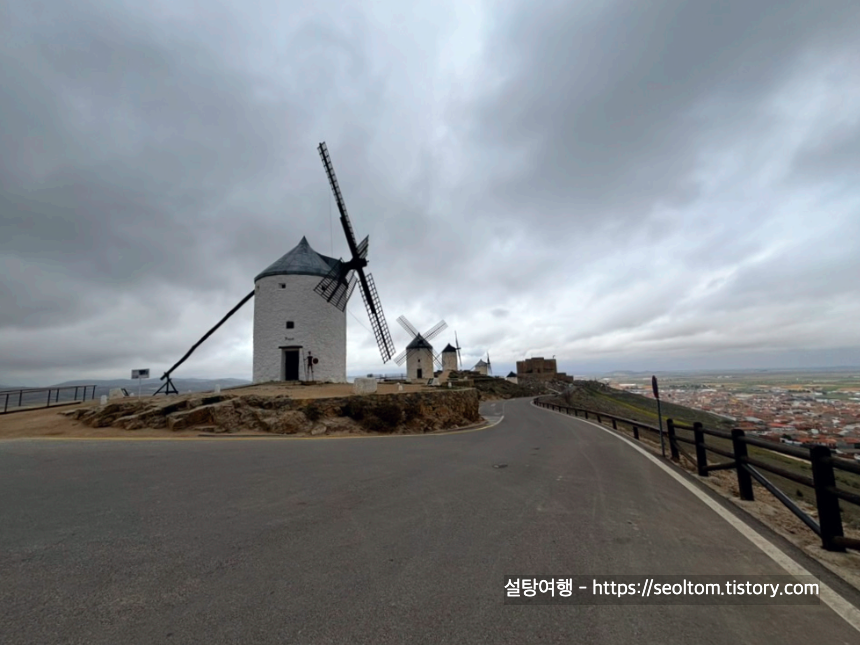 풍차와 성, 라만차 평원의 멋진 풍경