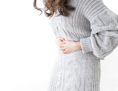 배가 더부룩한 여성