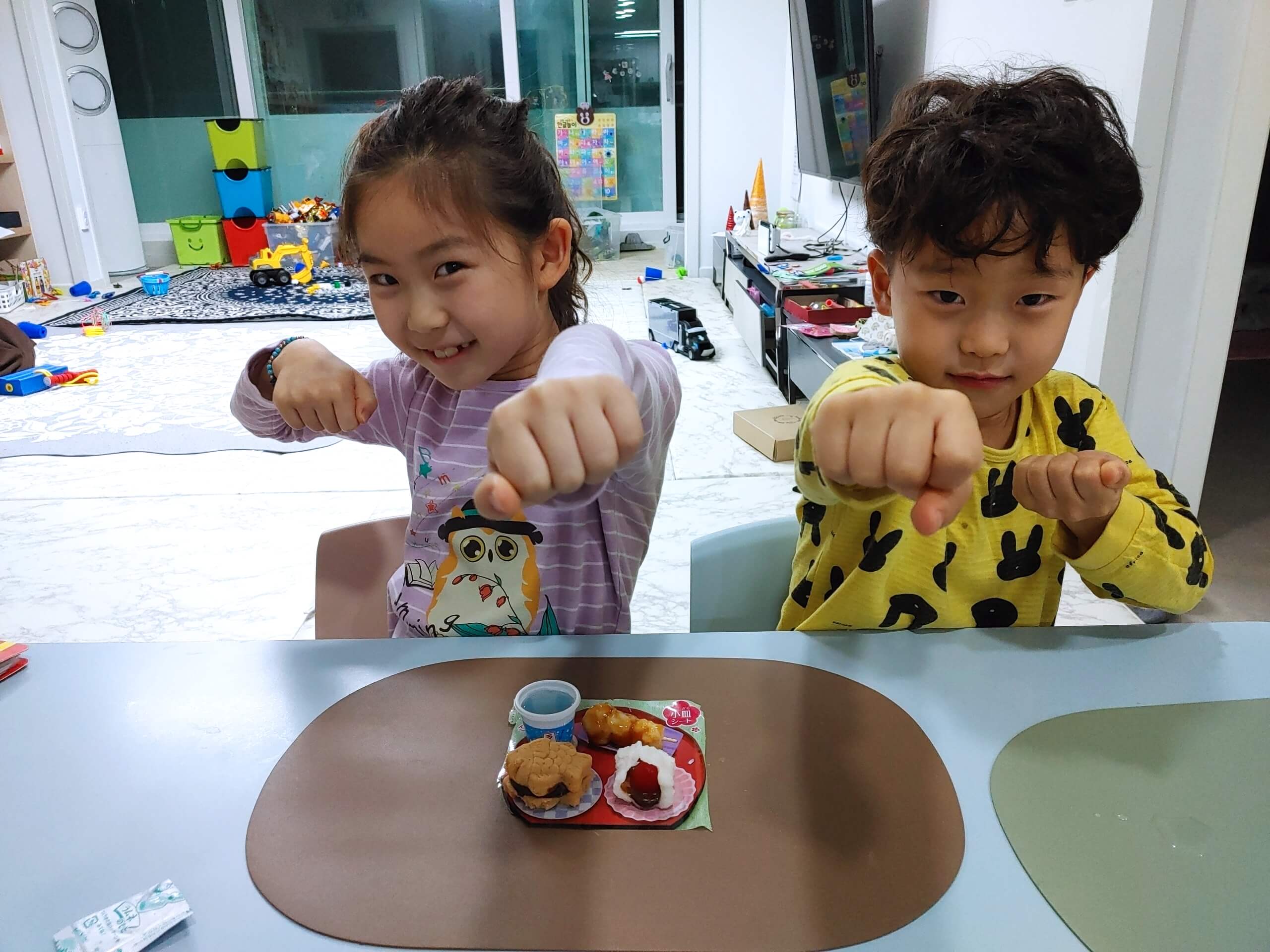 해피-키친-타이야키-&-오단고-다만든후-승리-포즈