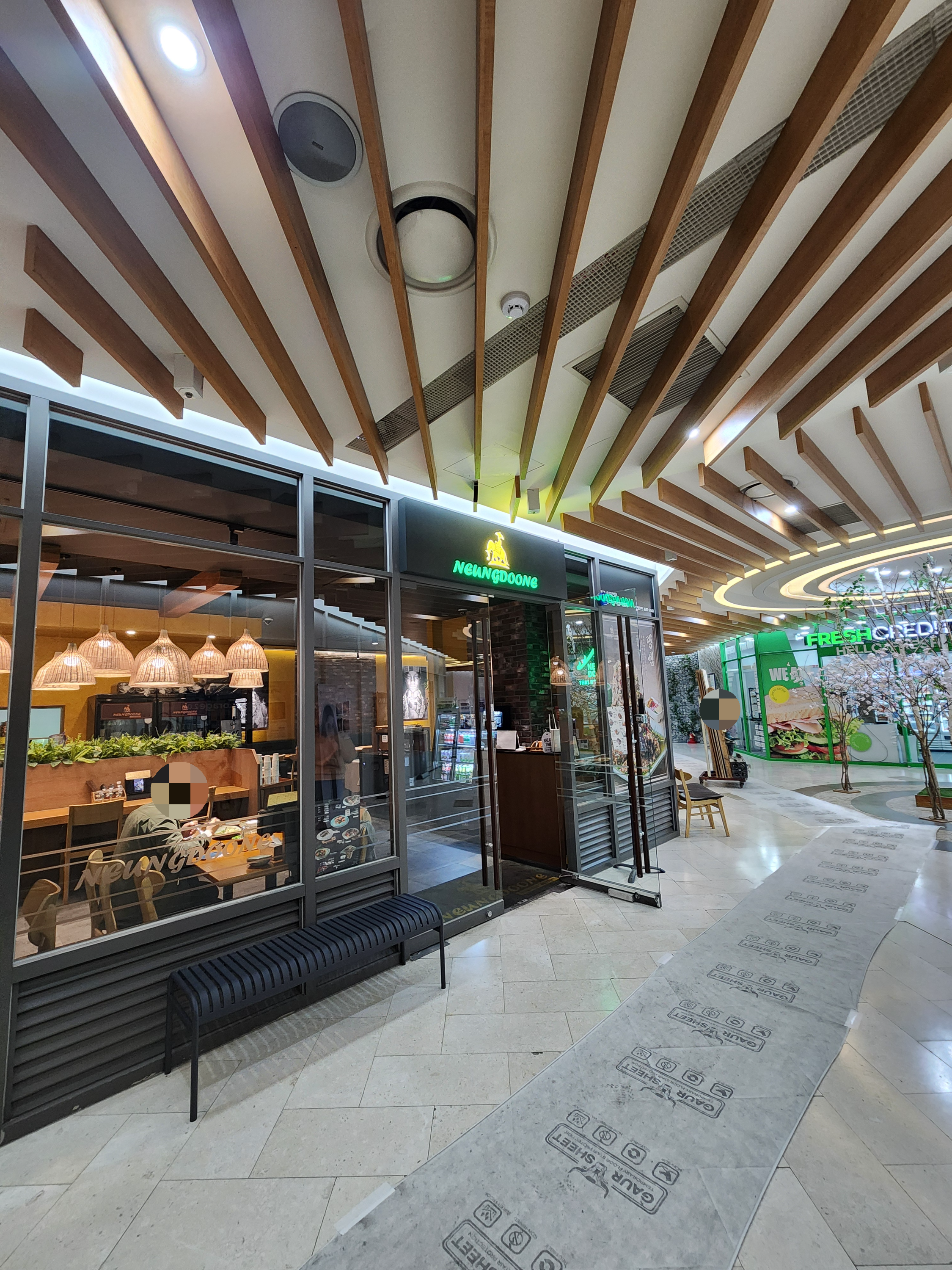 능두네 구디역 매장 입구 전경