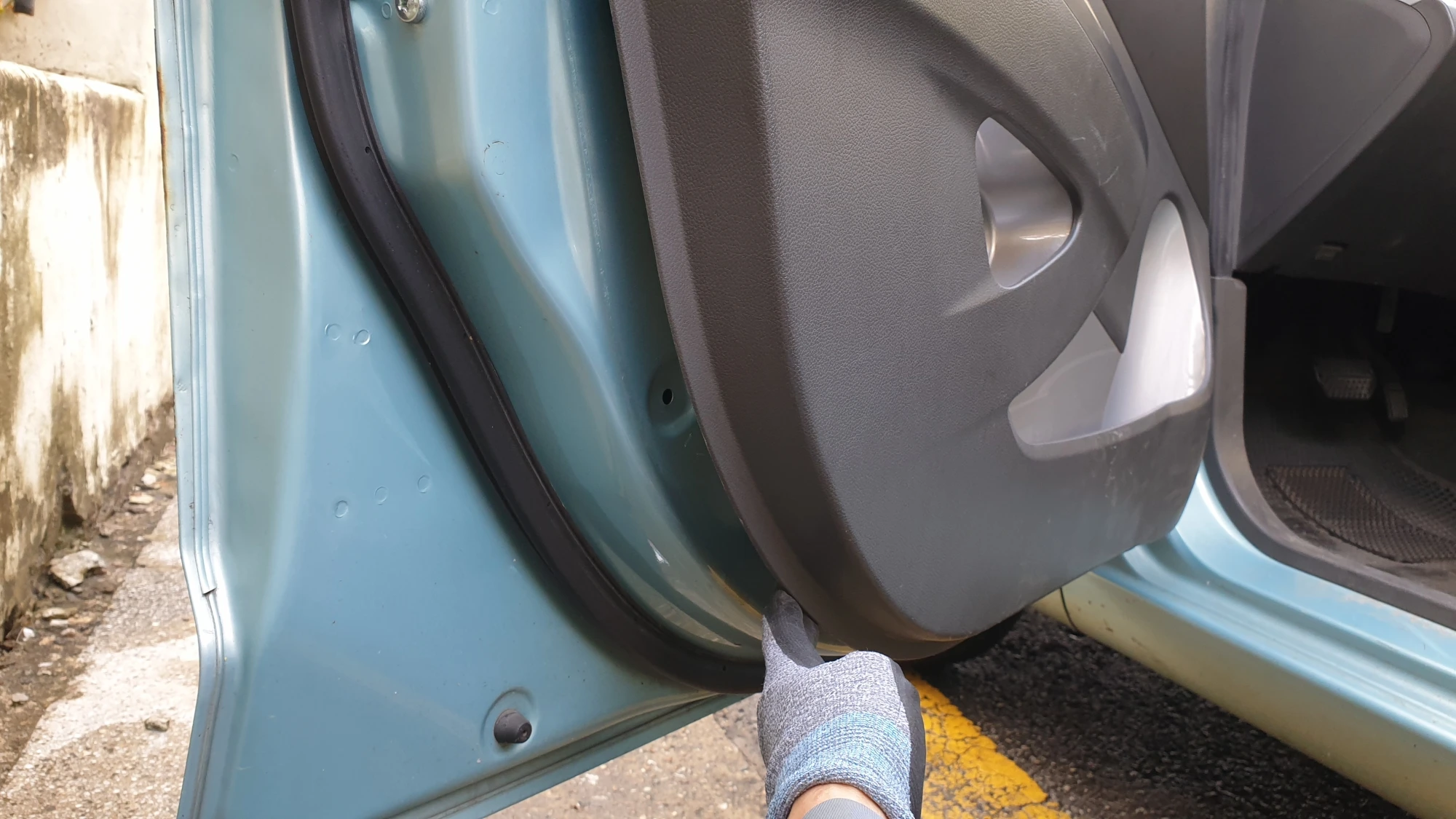 도어트림 떼는 모습