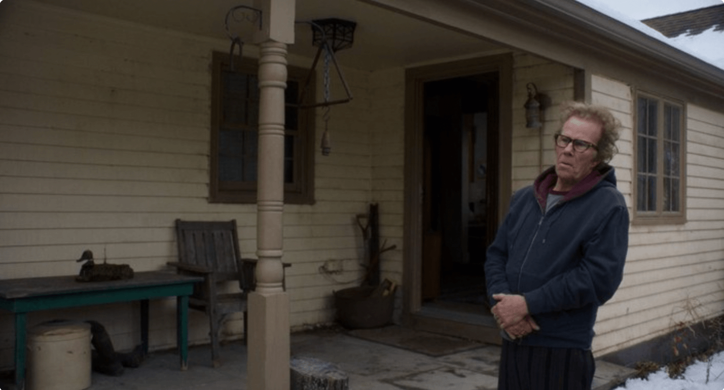 짐 자무쉬 영화 파더 마더 시스터 브라더 중 파더 속 아버지가 딸과 아들이 자신의 집을 떠나는 모습을 바라보고 있는 모습