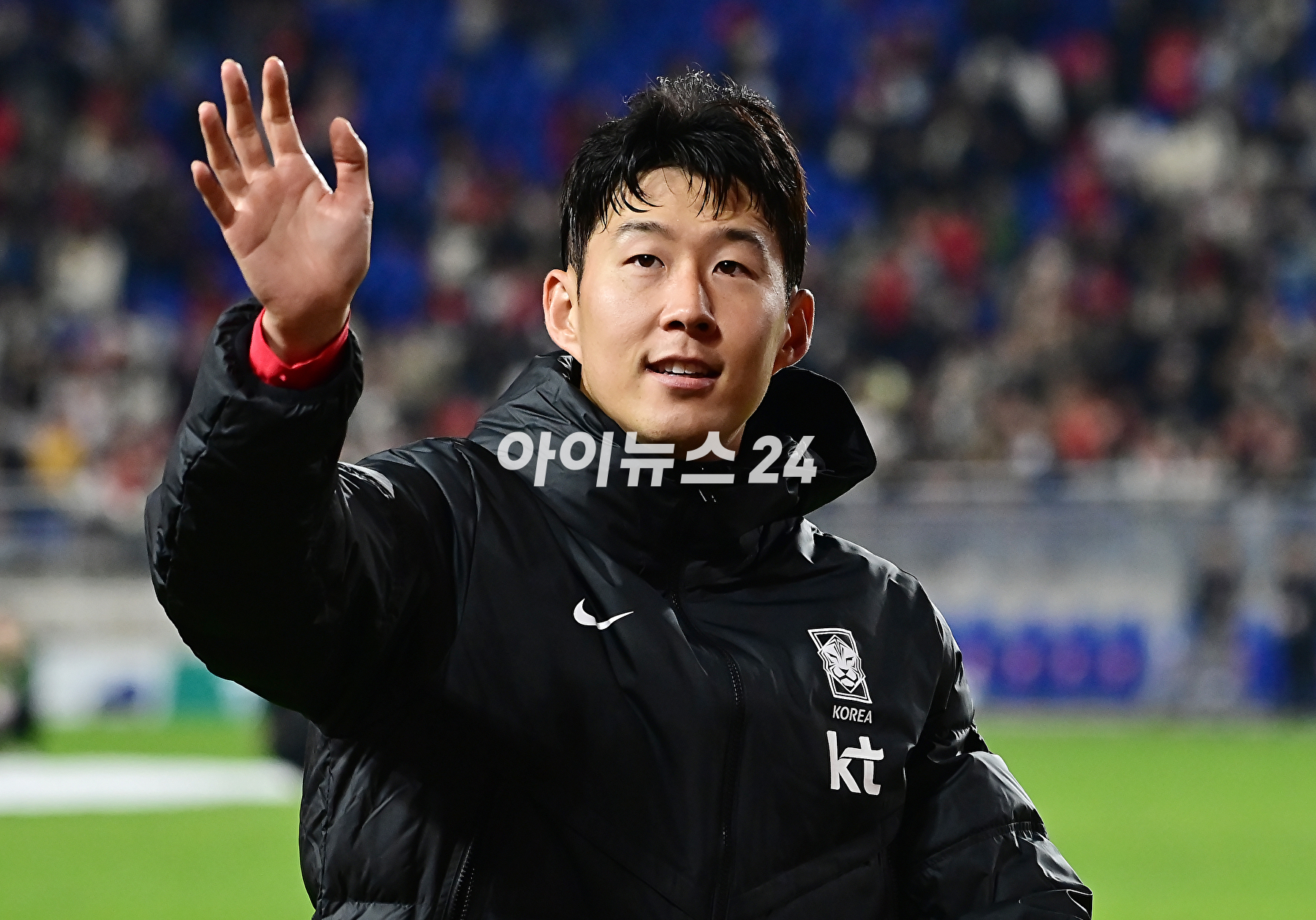 클린스만 감독이 이끄는 한국 축구대표팀은 17일 수원월드컵경기장에서 열린 베트남과 평가전에서 6-0 대승을 거뒀다.손흥민이 팬들에게 인사를 하고 있다. [사진=곽영래 기자]
