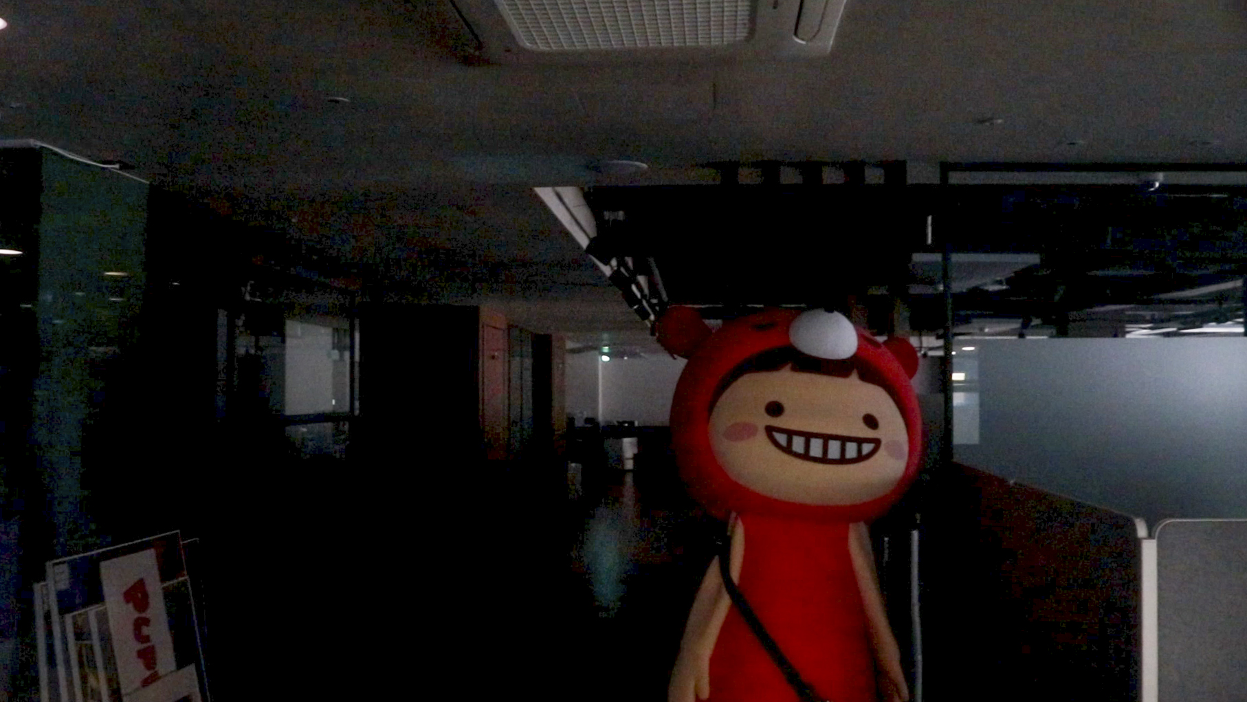 지난 18일 찾아간 서울 강남구 논현동 퍼피레드 본사 컬러버스는 출입문은 굳게 닫혀 있었다.
안내문에는 ‘택배·우편은 이곳에 놔달라’는 문구 아래 ‘피플팀’ ‘경영지원팀’ 담당자 연락처만 쓰여 있었다.