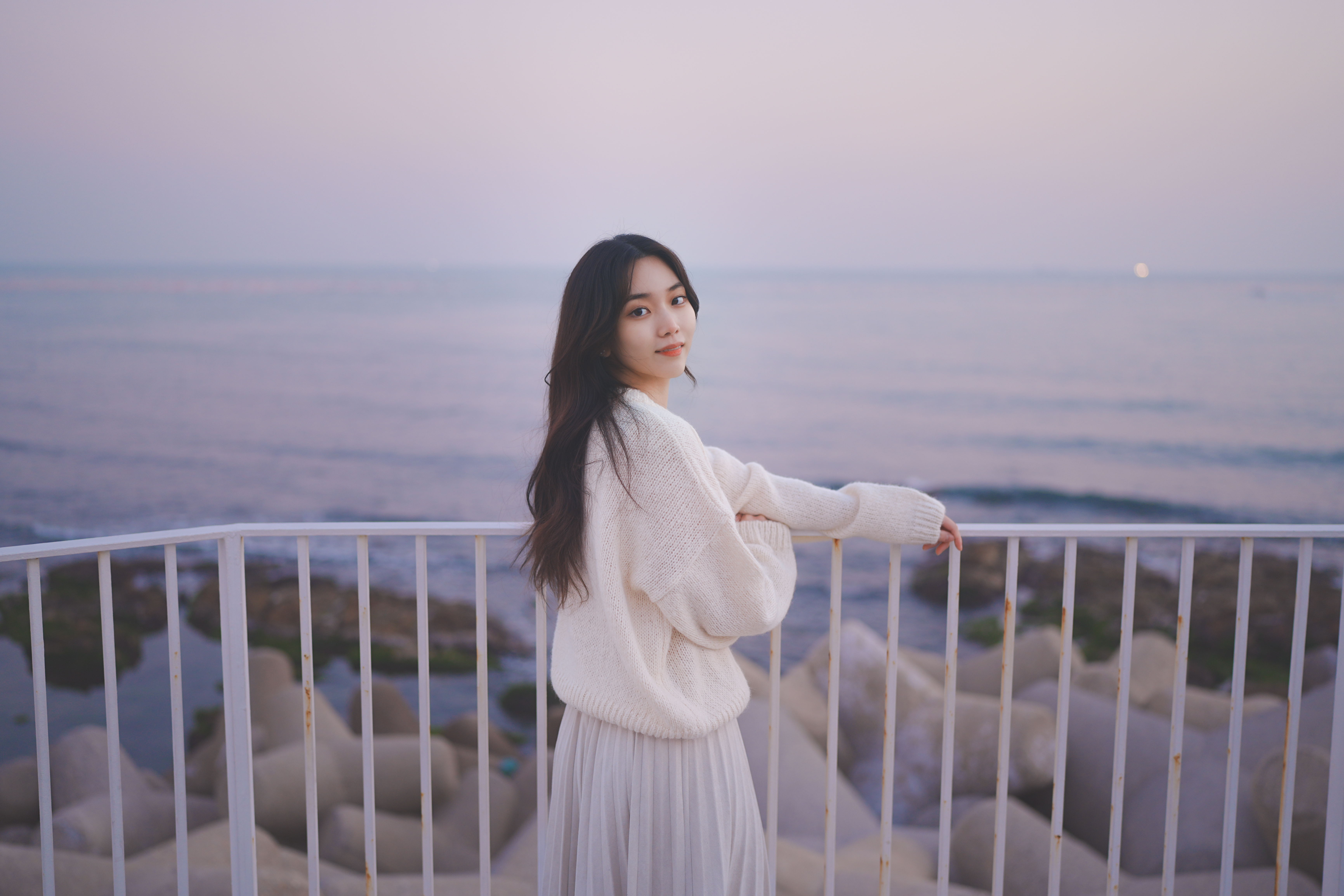 일몰 배경 바닷가 인물사진