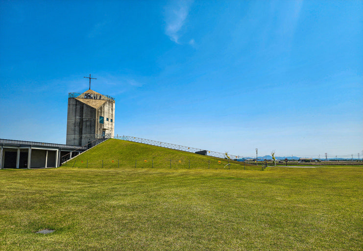 충남 당진 신리성지 전경｜푸른 잔디밭과 현대적 건축이 어우러진 힐링 공간