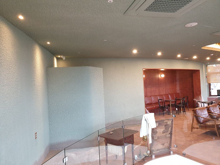 퍼라이트 뿜칠을 한 노출천장 모습