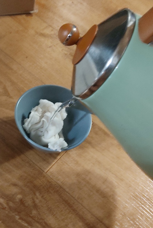 행주에 뜨거운 물을 부어줌