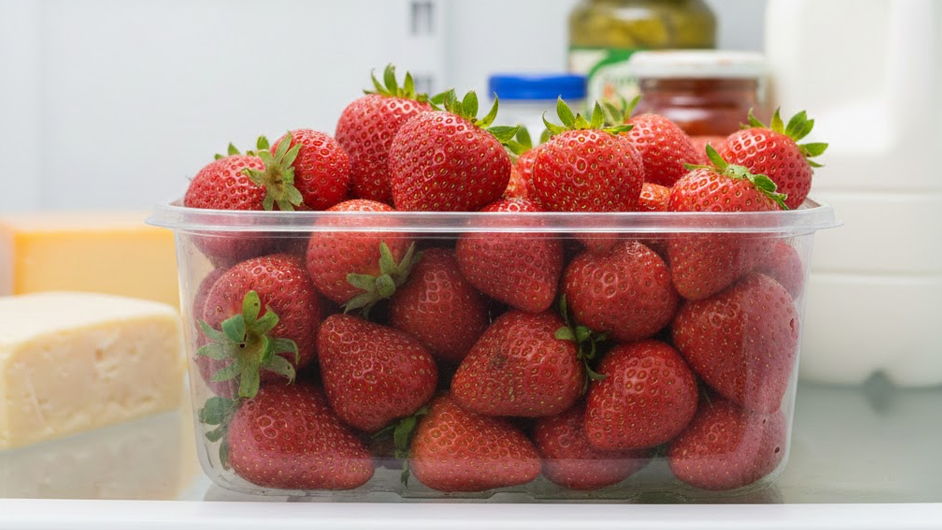 냉장고에 딸기 보관하는 사진