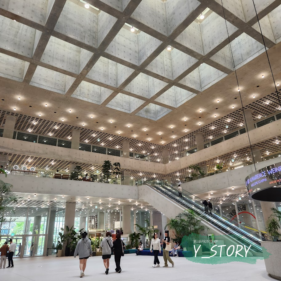 데이비드 치퍼필드 건축가가 설계한 아모레퍼시픽 사옥의 1층 홀 모습