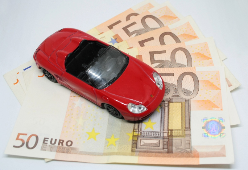 자동차와 돈 사진
