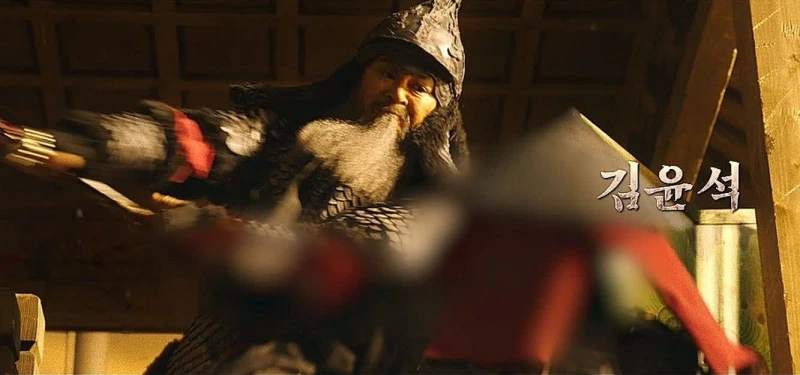 이순신이 적군을 베고 있는 영화 노량: 죽음의 바다의 한 장면