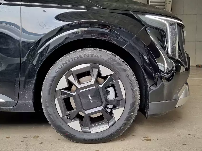 더 뉴 카니발 하이브리드의 19인치 바퀴입니다. 제품은 콘티넨탈의 크로스콘택트 RX, 규격은 235/55 R19입니다.