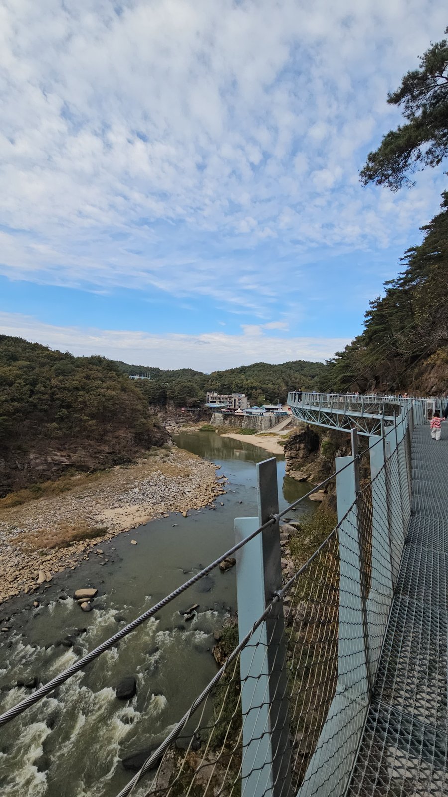 강을 따라 이어진 잔도길