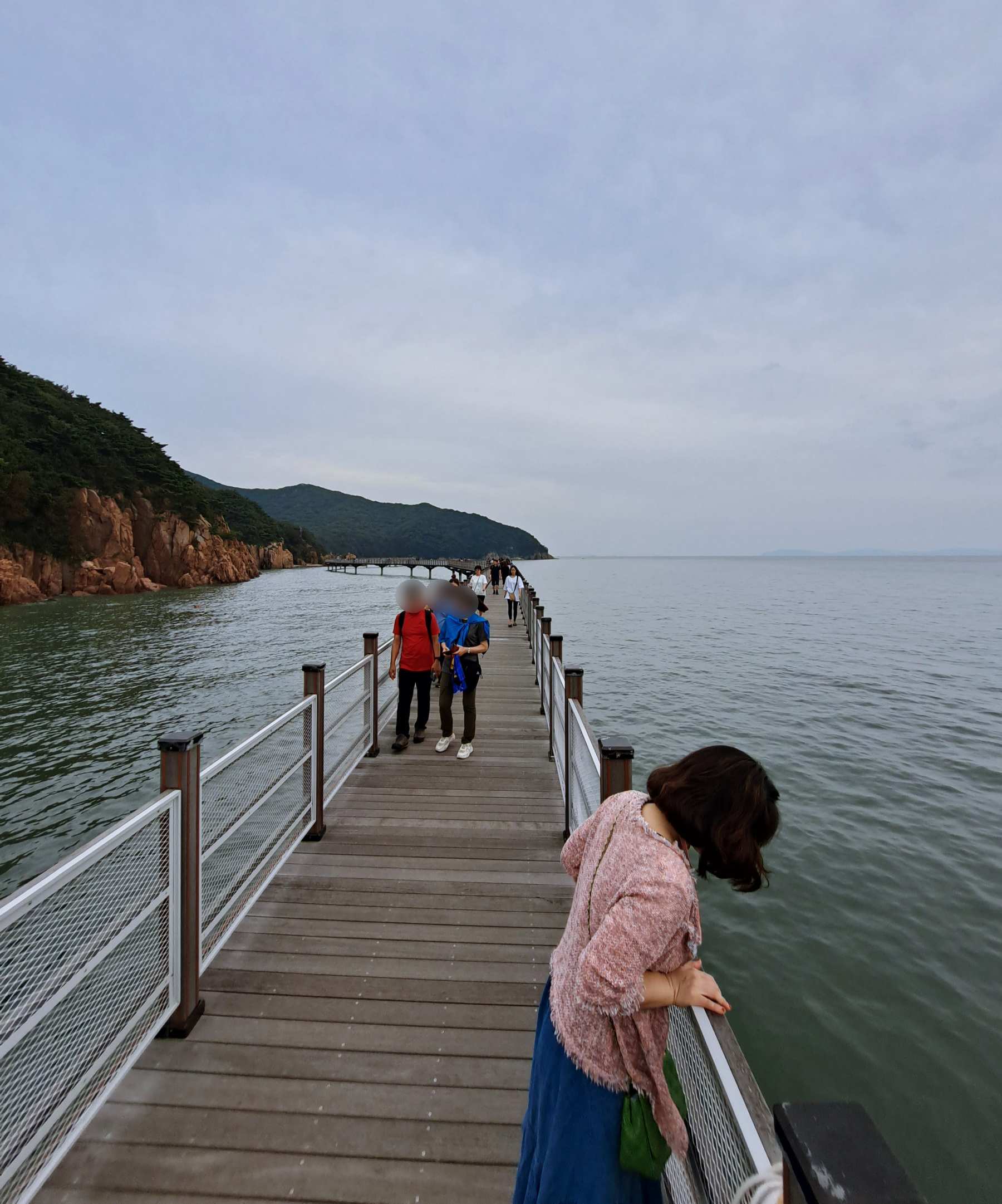 물이 가득찬 해안데크