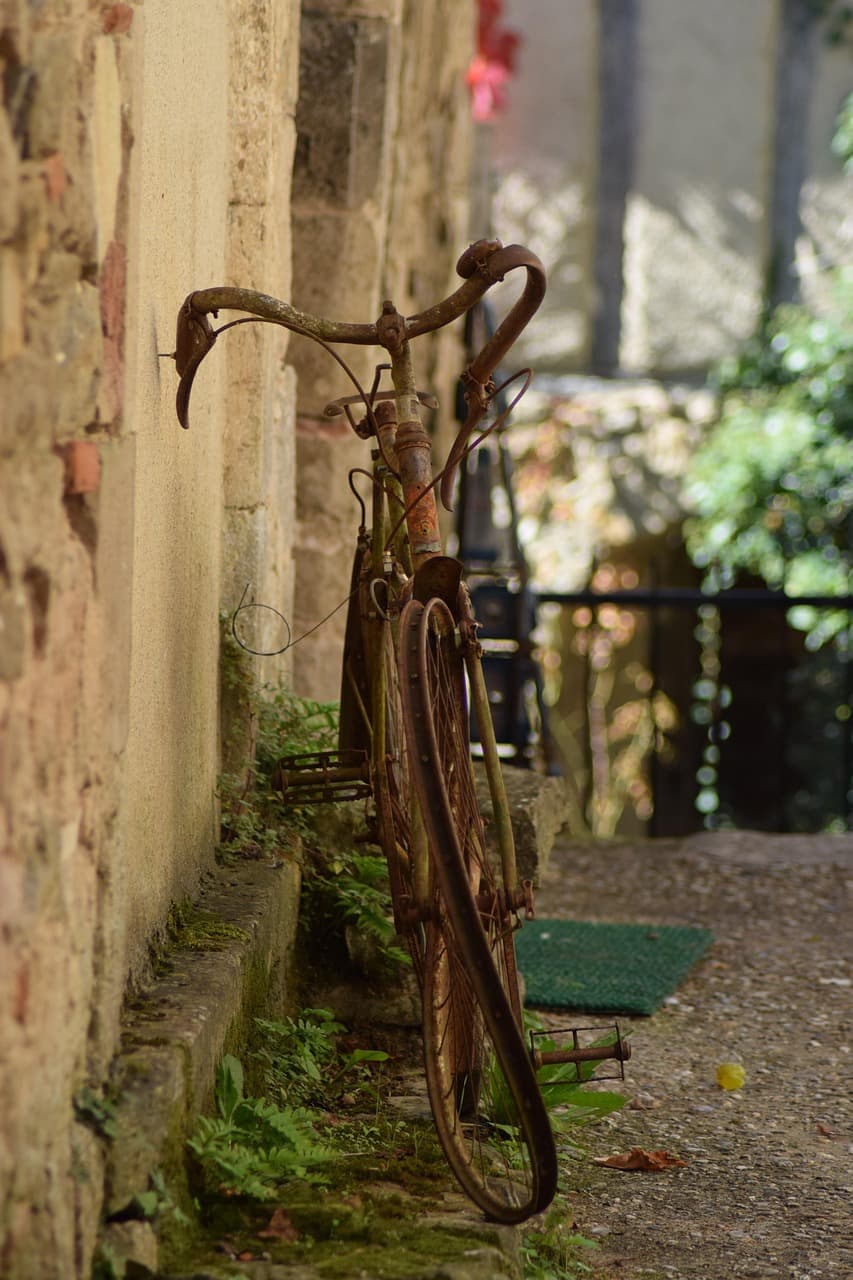방치된 자전거 허브 점검법: 녹과 먼지 제거하기