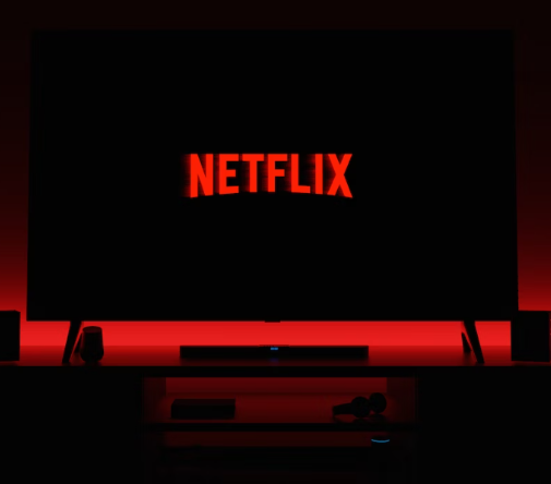 넷플릭스를 TV에 틀어놓은 이미지