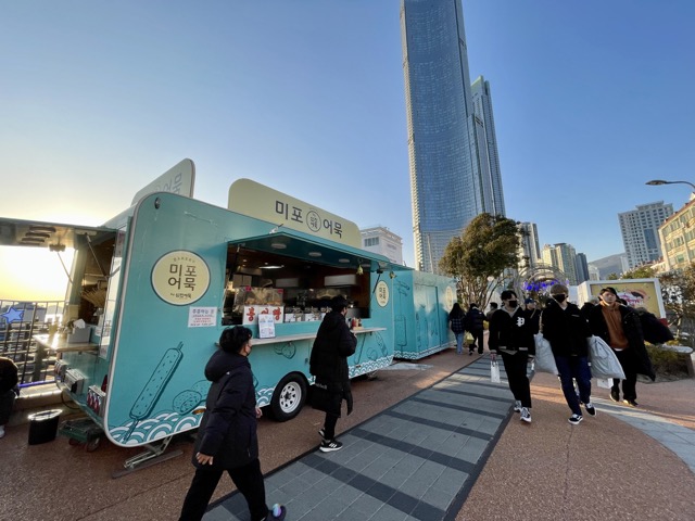 해운대-블루라인파크-스카이캡슐-미포정거장-앞으로-보이는-바다와-길거리음식과-엘시티