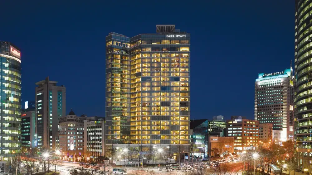 강남의 도심을 품은 수직적 휴양과 프라이빗 럭셔리