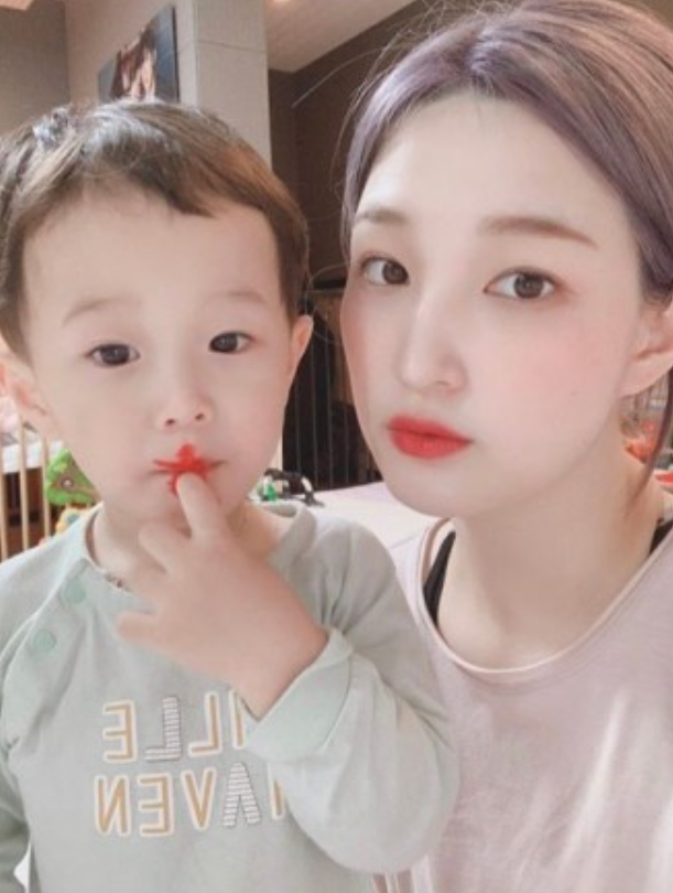 율희와 세 자녀 사진│첫째 아들 재율&amp;#44; 쌍둥이 딸 아윤&middot;아린
