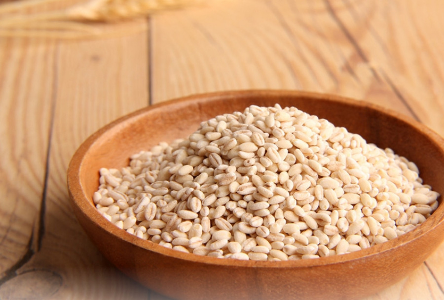 야생에서 채취를 한 보리쌀을 깨끗하게 세척한 후에 건조시킨 것을 나무로 만든 동그란 그릇에 수북하게 담아두고 나무바닥 위에 놓아두고 찍은 사진