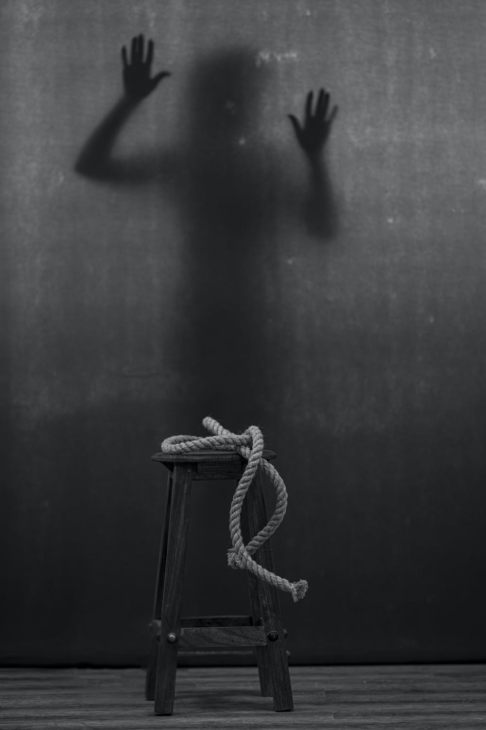 한 사람이 앞의 막에 가려 안보이고 그림자만 비추고 있을 뿐인 상황.
