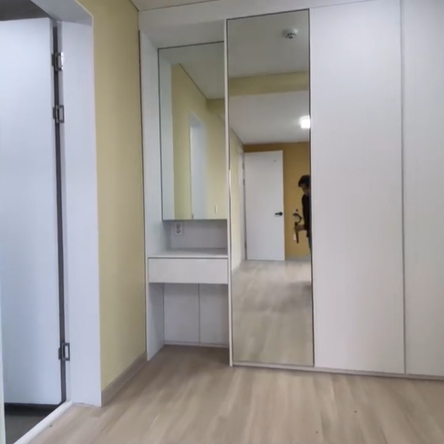 드레스룸안에 화장대 &amp;#44; 샤워장겸 화장실이 있어 구조가 매우 좋은 구조로 되어 있다.