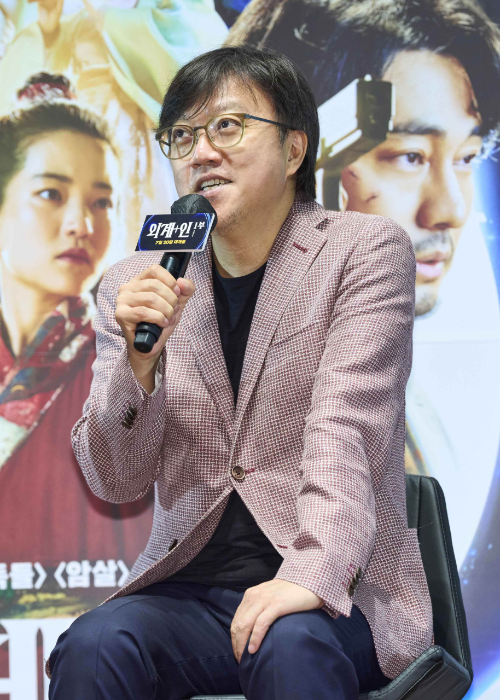 외계인 영화 프로모션 행사때 최동훈 영화감독 모습