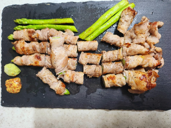 완성된 아스파라거스 삼겹살 말이