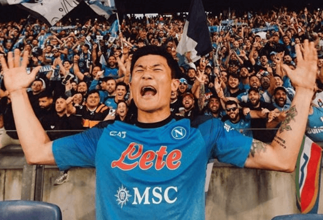 기뻐하는 김민재 선수