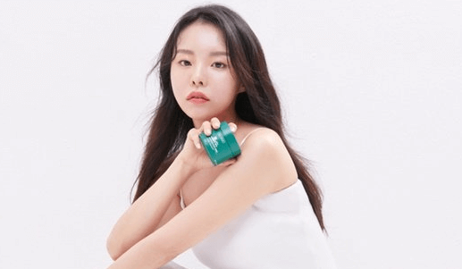 화장품을 들고있는 정지우