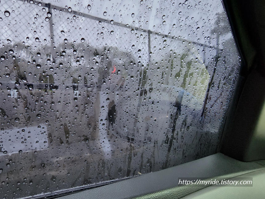 차량 외부 창문에 김서림