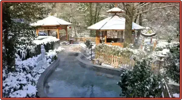 눈내리는 중국 황산온천 풍경