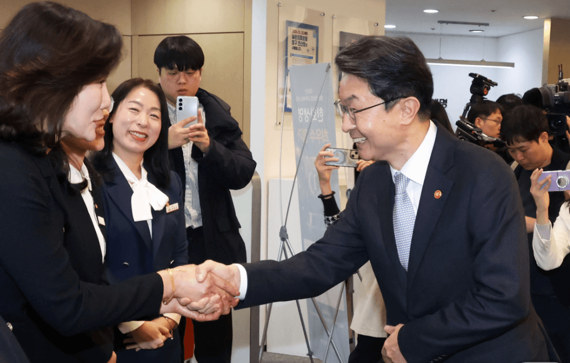 이억원금융위원장이-한화생명-시청고객센터에-방문해-사망보험금-유동화제도-시행현황을 점검