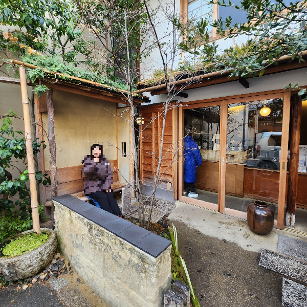 교토 전통 양식 가옥의 정원 느낌의 위켄더즈 커피