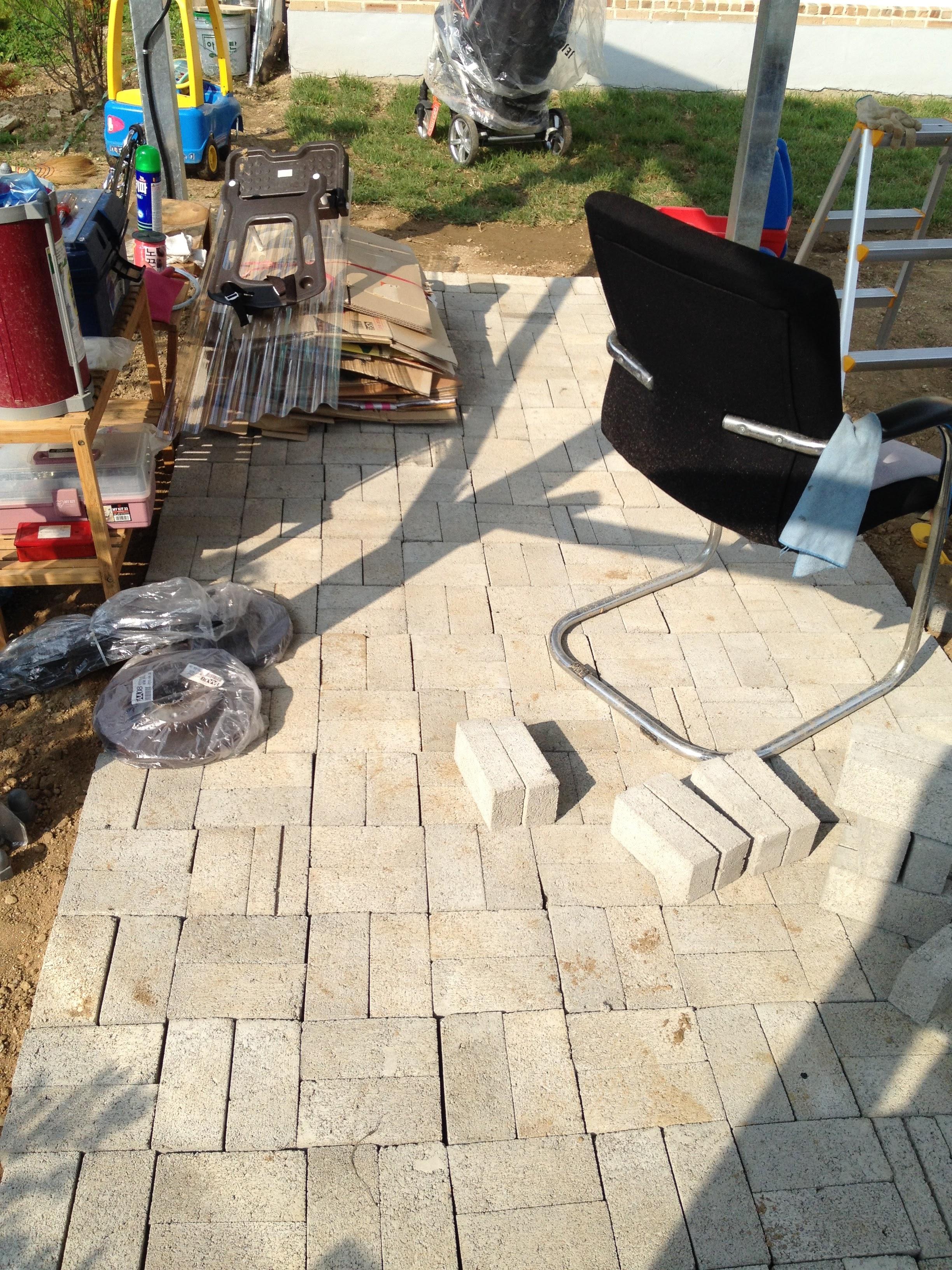 바닥에 시멘트 벽돌